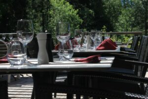 Profitez de notre terrasse dans un cadre agréable à la lisière de la forêt.